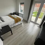 Large Bright King Sized Room - Short Walk From Cc