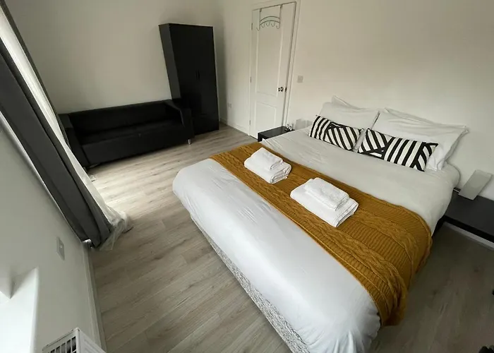 Large Bright King Sized Room - Short Walk From Cc
